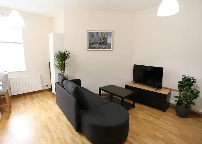 Joli Au Centre De * ブレスト